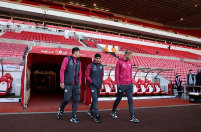 140123 - Sunderland v Swansea City - Sky Bet Championship - Swansea City players check out the pitch before kick off