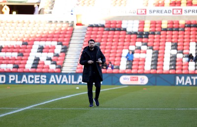 140123 - Sunderland v Swansea City - Sky Bet Championship - Swansea City head coach Russell Martin checks out the pitch before kick off