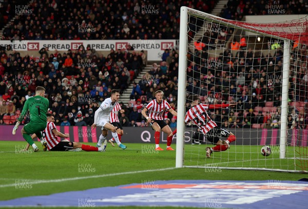 140123 - Sunderland v Swansea City - Sky Bet Championship -  Liam Cullen of Swansea City scores to put his side 2-1 up