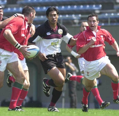 030601 - Suntory v Wales - Suntory's New Zealand star Alama Ieremia tracks Andy Lloyd (l) and Gareth Cooper (r)
