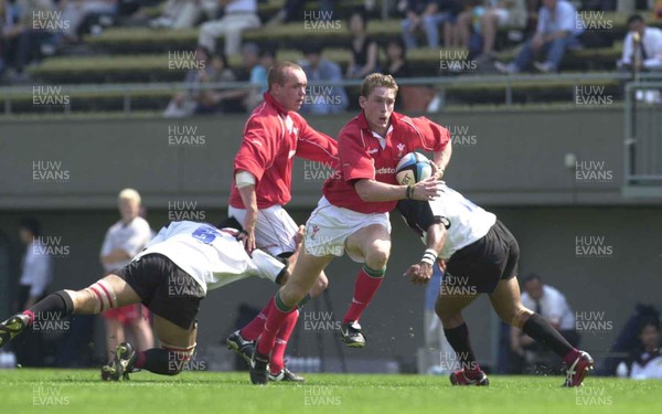 030601 - Suntory v Wales - Jamie Robinson runs between Naoya Okubo (l) and Alfred Uluinayau to score try