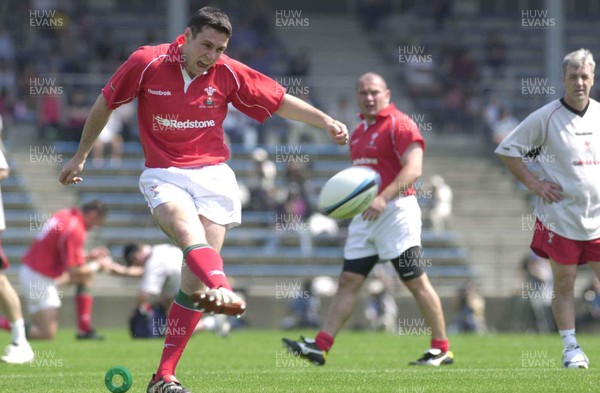 030601 - Suntory v Wales - Stephen Jones kicks a penalty
