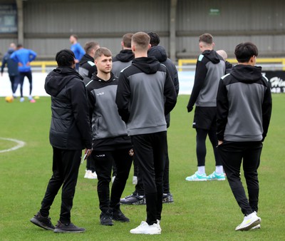 010124 - Sutton United v Newport County - Sky Bet League 2 - Newport players inspect the pitch on arrival