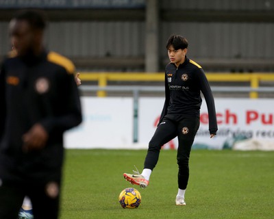 010124 - Sutton United v Newport County - Sky Bet League 2 - Newport players warm up