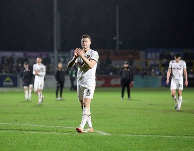 010124 - Sutton United v Newport County - Sky Bet League 2 - Newport players applaud the fans at the end of the game