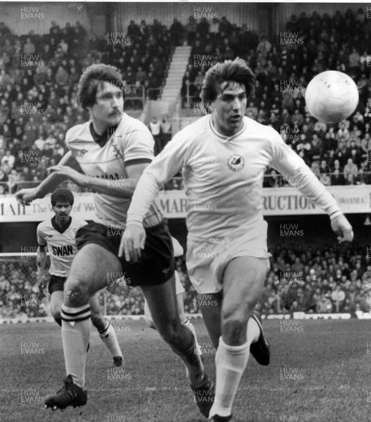 26.03.83 - Swansea City v West Brom. swan Bob Latchford and Alan Webb chase the ball. 