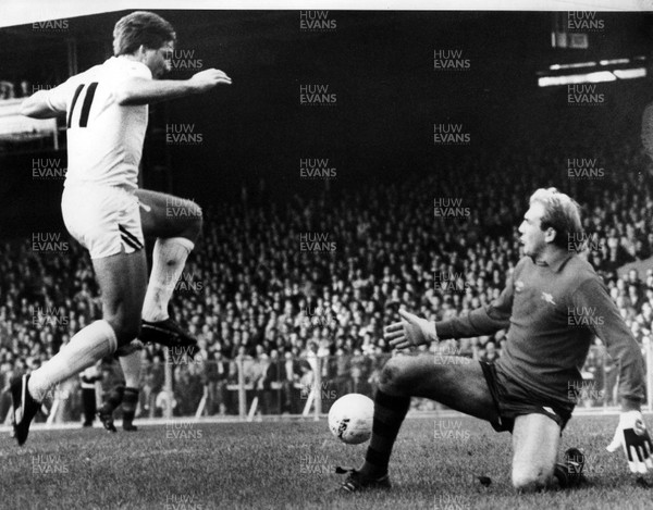 20.11.82 - Swansea City v Arsenal. Swan Bob Latchford attacking as keeper George Wood saves. 