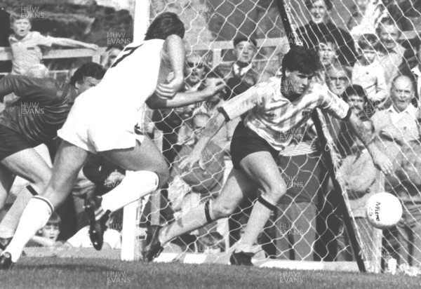 24.09.83 - Swansea City v Cambridge. Jamie Murray as Swansea's Darren Gale (left) comes in. 