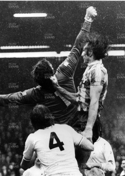 06.03.82 - Swansea City v Stoke. Swansea's keeper Dai Davies and Dave Watson collide 