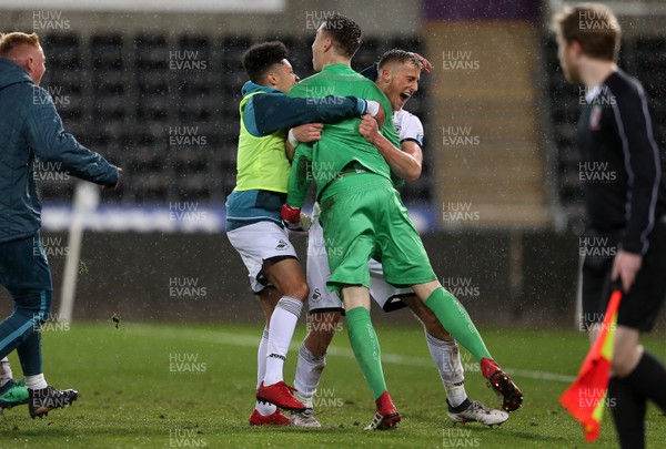010518 - Swansea City U19s v Cardiff City U19s - FAW Youth Cup Final - Swansea celebrate the victory after it was decided by penalties