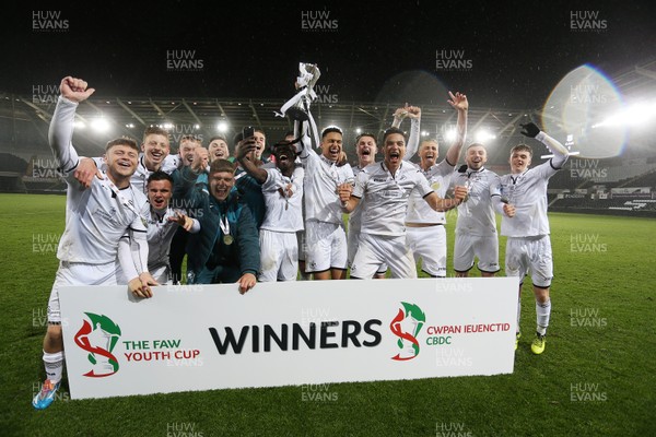010518 - Swansea City U19s v Cardiff City U19s - FAW Youth Cup Final - Swansea celebrate the victory with Ben Cabango of Swansea lifting the trophy