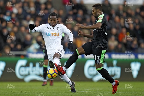 251117 - Swansea City v AFC Bournemouth, Premier League - Renato Sanches of Swansea City (left) and Jordon Ibe of AFC Bournemouth battle for the ball