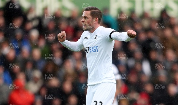 140117 - Swansea City v Arsenal - Premier League - A frustrated Gylfi Sigurdsson of Swansea City after his shot goes over the bar