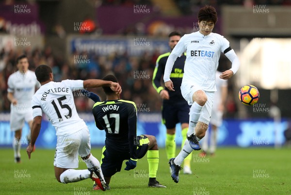 140117 - Swansea City v Arsenal - Premier League - Ki Sung-Yueng of Swansea City gets the ball off Alex Iwobi of Arsenal by Chris Fairweather/Huw Evans Agency