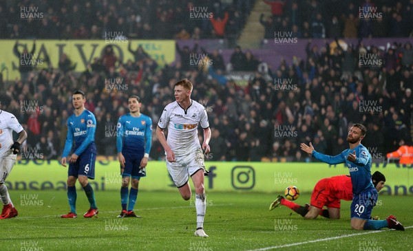 300118 - Swansea City v Arsenal - Premier League - Sam Clucas of Swansea City scores a goal to make it 3-1