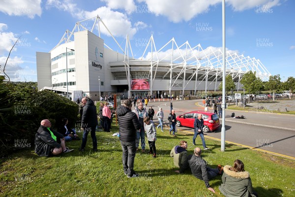 220521 - Swansea City v Barnsley, Sky Bet Championship Play Off Semi Final, Second Leg - Fans outside Liberty Stadium 