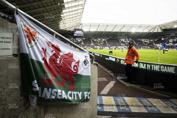 040223 - Swansea City v Birmingham City - Sky Bet Championship - Swansea City flags during the warm up