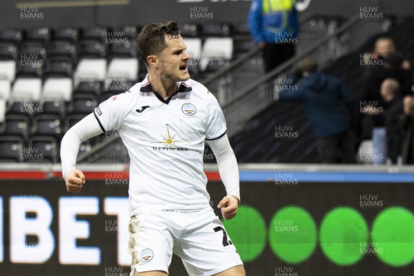 040223 - Swansea City v Birmingham City - Sky Bet Championship - Liam Cullen of Swansea City celebrates scoring his sides second goal