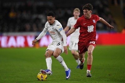 170126 - Swansea City v Birmingham City - Sky Bet Championship - Ronald of Swansea City is challenged by Lewis Koumas of Birmingham