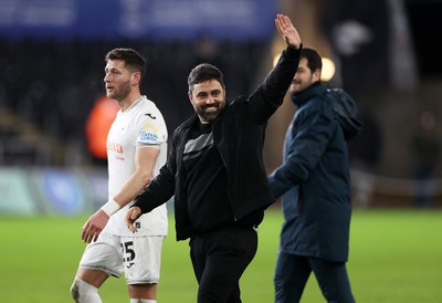 200126 - Swansea City v Blackburn Rovers - SkyBet Championship - Swansea City Manager Vitor Matos thanks the fans at full time