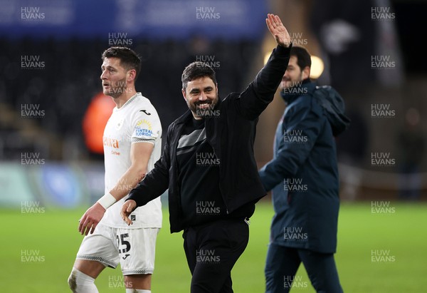 200126 - Swansea City v Blackburn Rovers - SkyBet Championship - Swansea City Manager Vitor Matos thanks the fans at full time