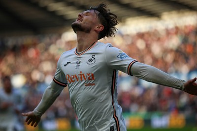 220225 - Swansea City v Blackburn Rovers - Sky Bet Championship - Liam Cullen of Swansea City celebrates after scoring