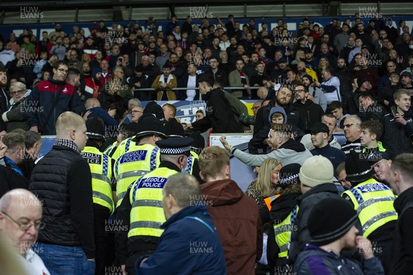 201121 - Swansea City v Blackpool - Sky Bet Championship - Police in with Swansea City fans 