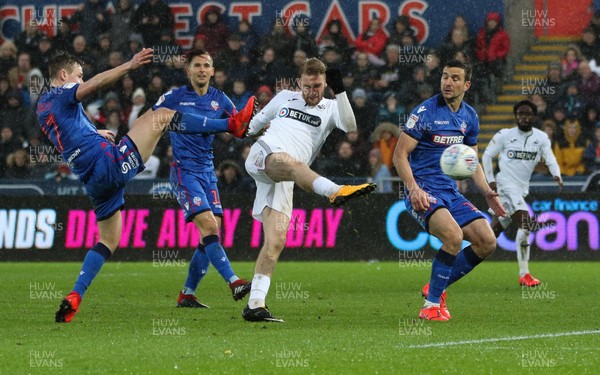 020319 - Swansea City v Bolton Wanderers, Sky Bet Championship - Oli McBurnie of Swansea City shoots to score goal