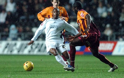 140206 - Swansea City v Bradford City - Swansea's Leon Knight tries to get past Damion Stewart 