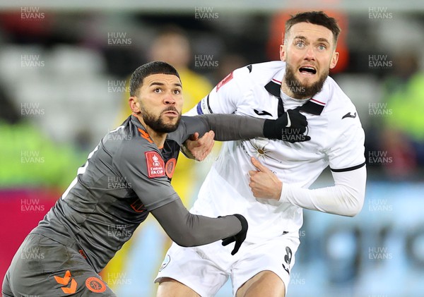 170123 - Swansea City v Bristol City - FA Cup 3rd Round Reply - Nahki Wells of Bristol City and Matt Grimes of Swansea City go for the ball
