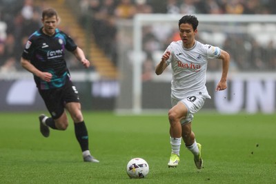 210226 - Swansea City v Bristol City - Sky Bet Championship - Ji-Sung Eom of Swansea City runs with the ball