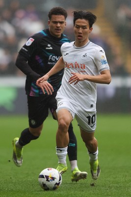 210226 - Swansea City v Bristol City - Sky Bet Championship - Ji-Sung Eom of Swansea City runs with the ball