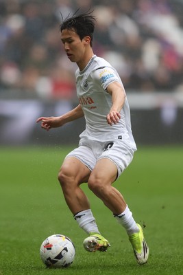 210226 - Swansea City v Bristol City - Sky Bet Championship - Ji-Sung Eom of Swansea City runs with the ball