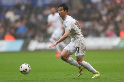 210226 - Swansea City v Bristol City - Sky Bet Championship - Ji-Sung Eom of Swansea City runs with the ball