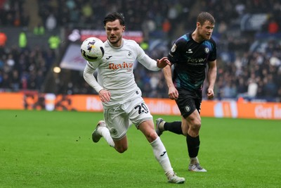 210226 - Swansea City v Bristol City - Sky Bet Championship - Liam Cullen of Swansea City chases the ball