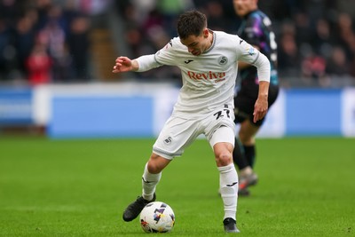 210226 - Swansea City v Bristol City - Sky Bet Championship - Leo Walta of Swansea City attacks