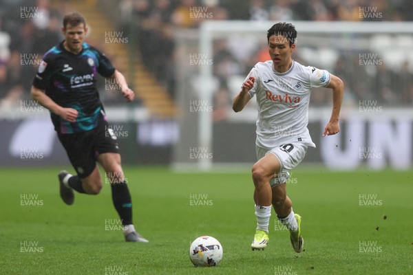 210226 - Swansea City v Bristol City - Sky Bet Championship - Ji-Sung Eom of Swansea City runs with the ball