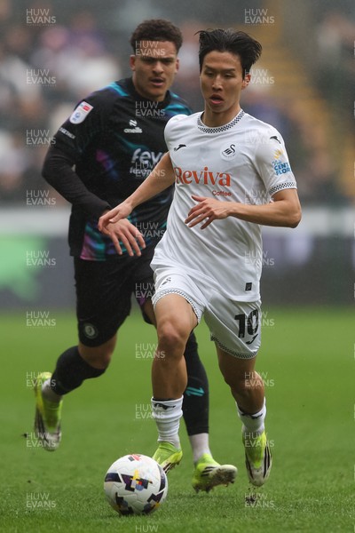 210226 - Swansea City v Bristol City - Sky Bet Championship - Ji-Sung Eom of Swansea City runs with the ball