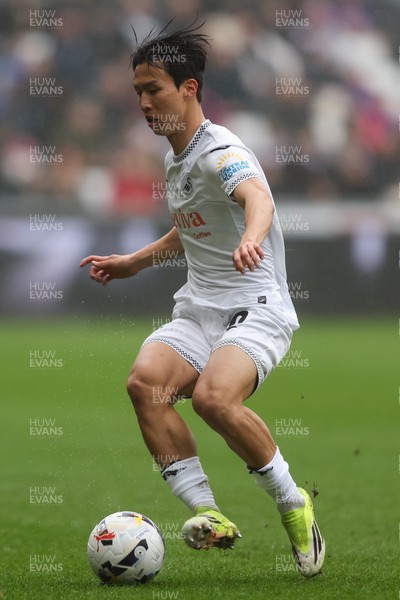 210226 - Swansea City v Bristol City - Sky Bet Championship - Ji-Sung Eom of Swansea City runs with the ball