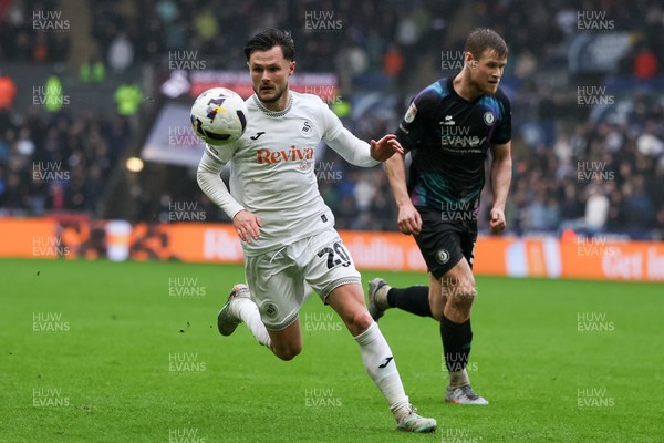 210226 - Swansea City v Bristol City - Sky Bet Championship - Liam Cullen of Swansea City chases the ball