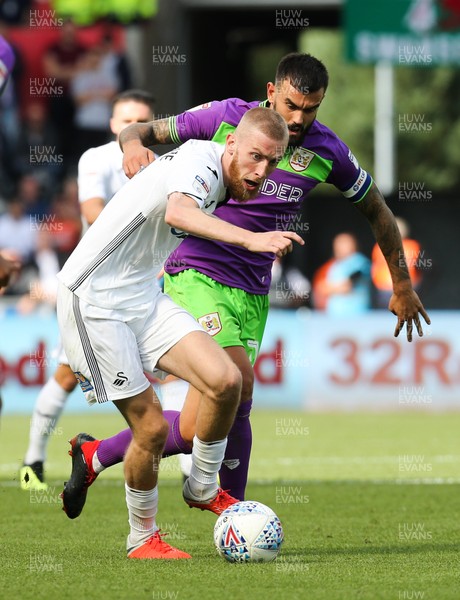 250818 - Swansea City v Bristol City, Sky Bet Championship - Oli McBurnie of Swansea City and Marlon Pack of Bristol City compete for the ball