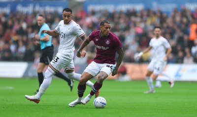 120926 Swansea City v Burnley, EFL Sky Bet Championship - Igor of Burnley holds off Adam Idah of Swansea City