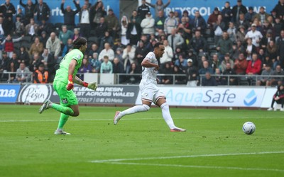 120926 Swansea City v Burnley, EFL Sky Bet Championship - Adam Idah of Swansea City beats Burnley goalkeeper Max Weiss to score the opening goal