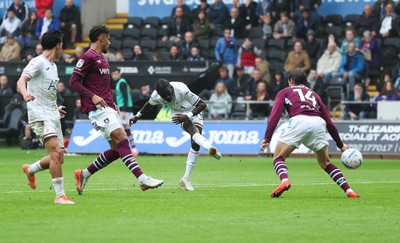 120926 Swansea City v Burnley, EFL Sky Bet Championship - Moussa Yeo of Swansea City shoots to score the second goal