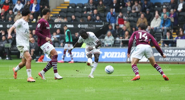 120926 Swansea City v Burnley, EFL Sky Bet Championship - Moussa Yeo of Swansea City shoots to score the second goal