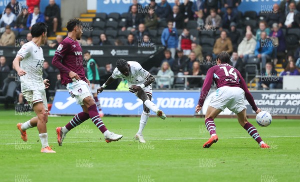 120926 Swansea City v Burnley, EFL Sky Bet Championship - Moussa Yeo of Swansea City shoots to score the second goal