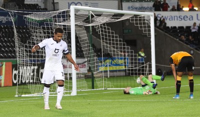 280819 - Swansea City v Cambridge United, Carabao Cup, Round 2 - Wayne Routledge of Swansea City puts the ball past Cambridge United goalkeeper Callum Burton to score Swansea's sixth goal