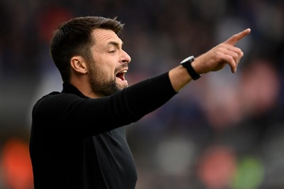 171021 - Swansea City v Cardiff City - Sky Bet Championship - Russell Martin Head Coach of Swansea City shouts instructions to his team from the dug-out 