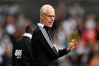 171021 - Swansea City v Cardiff City - Sky Bet Championship - Mick McCarthy Manager of Cardiff City shouts instructions to his team from the dug-out 