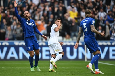 171021 - Swansea City v Cardiff City - Sky Bet Championship - Joel Piroe of Swansea City celebrates scoring his side's second goal 